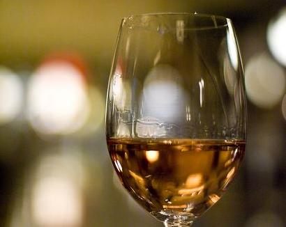 ワインの涙ＯＲワインの脚  水滴の動きによってワインの品質を判定するのに使われます。ワインは主にぶどうを発酵させてできるアルコールと水でできています。アルコールが蒸発すると水分はその場に残り、溜まってきた小さな水滴が一定間隔で涙のように流れるのです。 