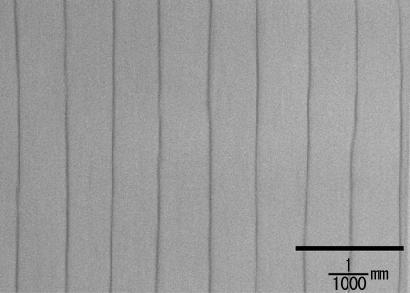 アワビの貝殻の断面の電子顕微鏡写真。きれいに光るのも、なかなか割れないのも、この積層構\造のおかげです。